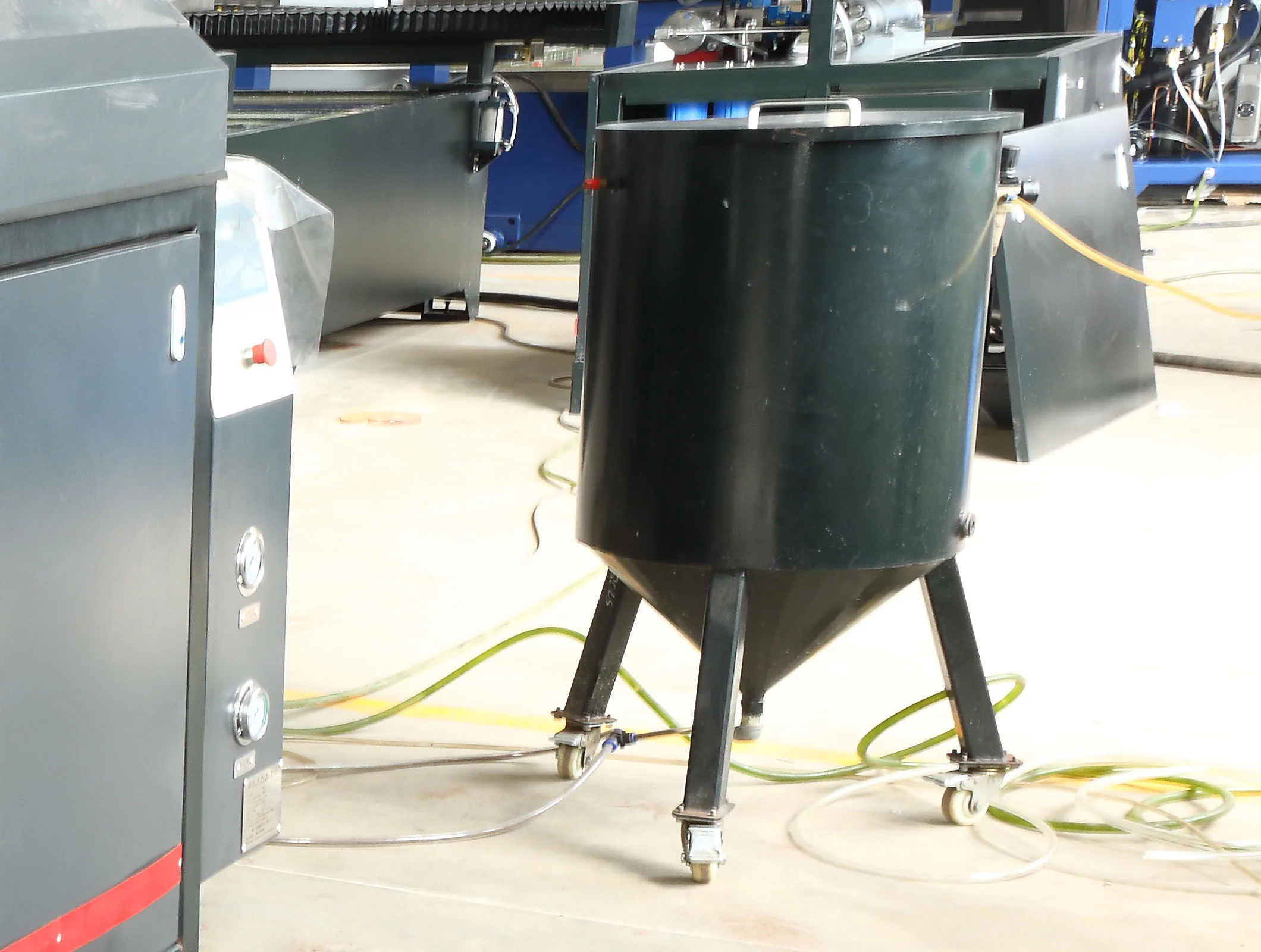 Pneumatic abrasive valve